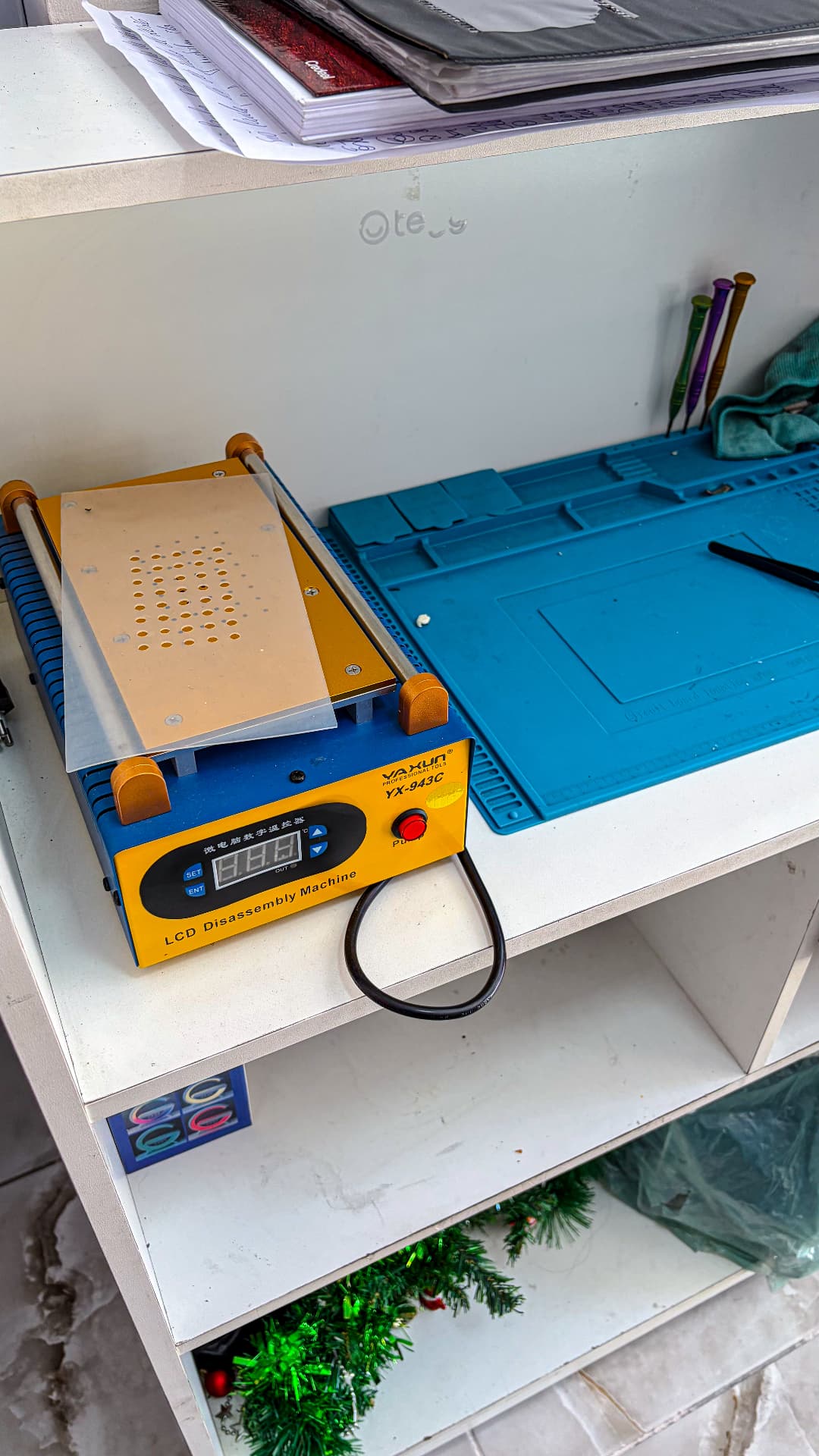 Bancada técnica com separadora de LCD usada nos reparos